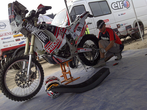 Mecánico reparando la moto del español